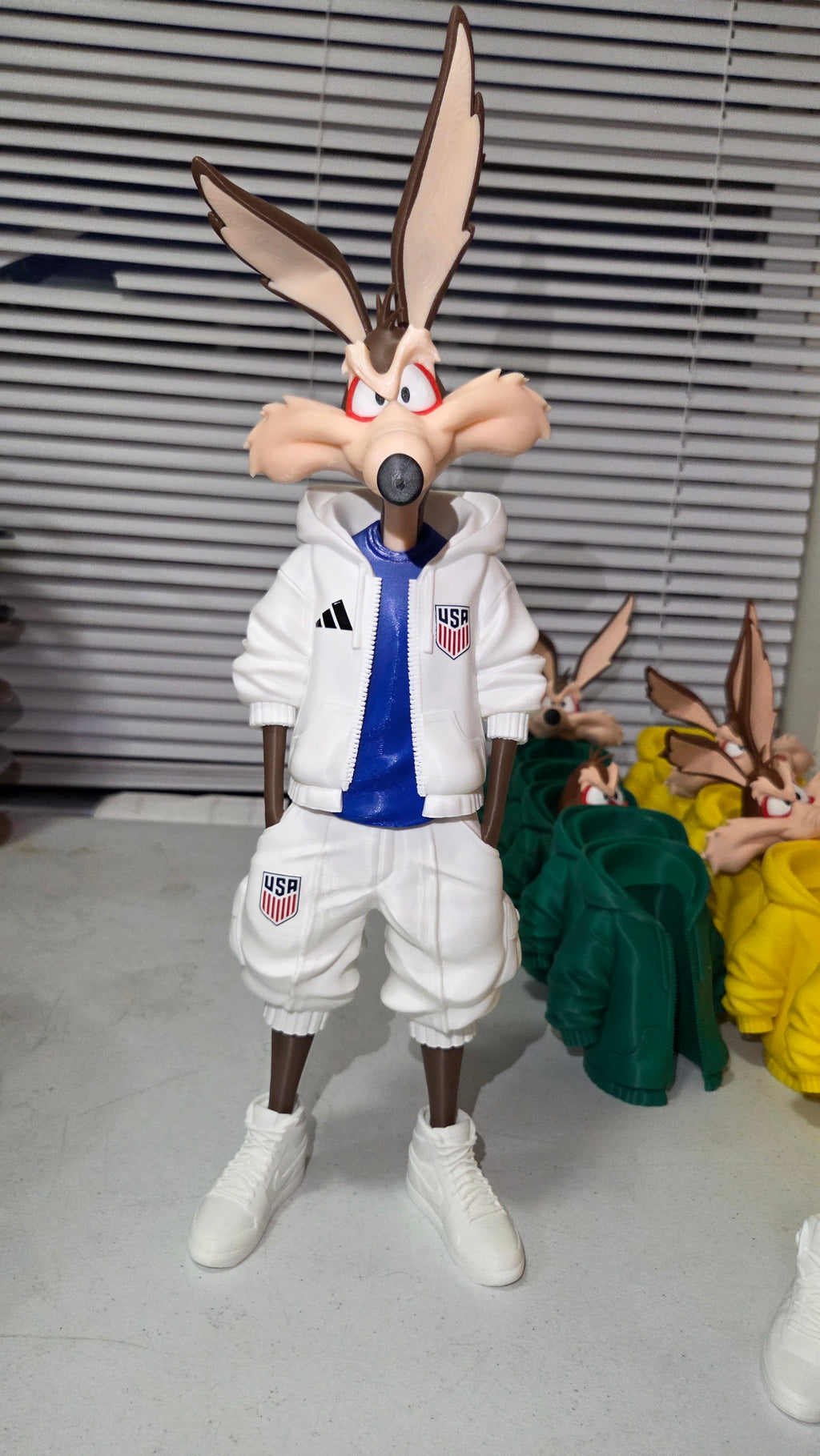 Usa coyote willie and bugsbunny colombian