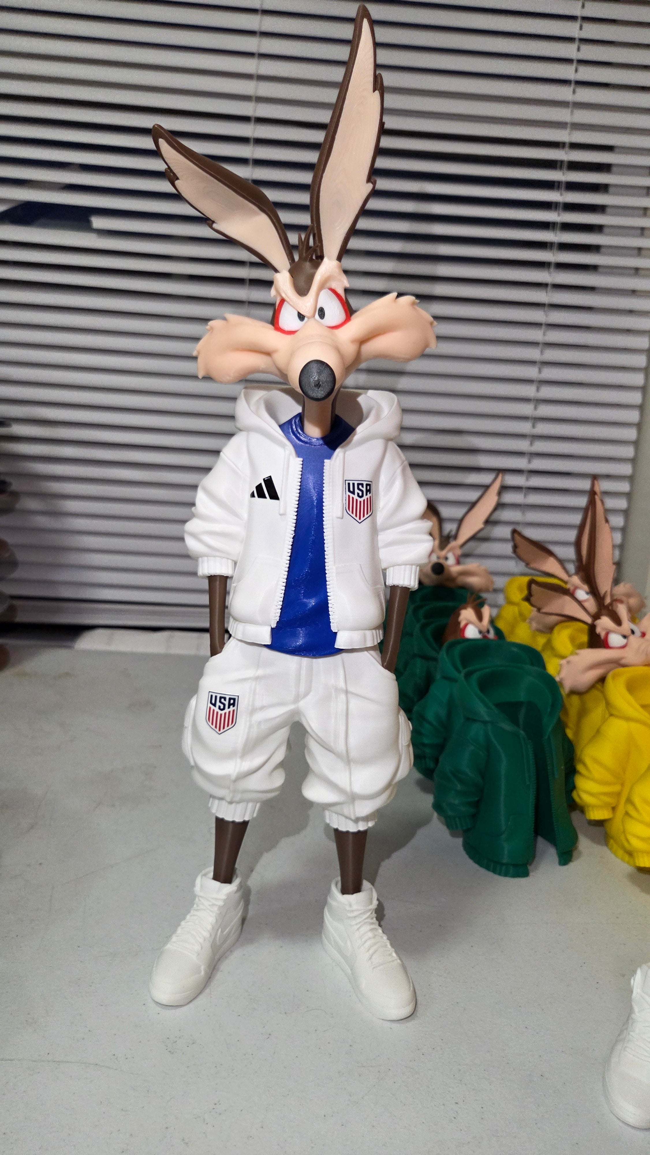 Usa coyote willie and bugsbunny colombian