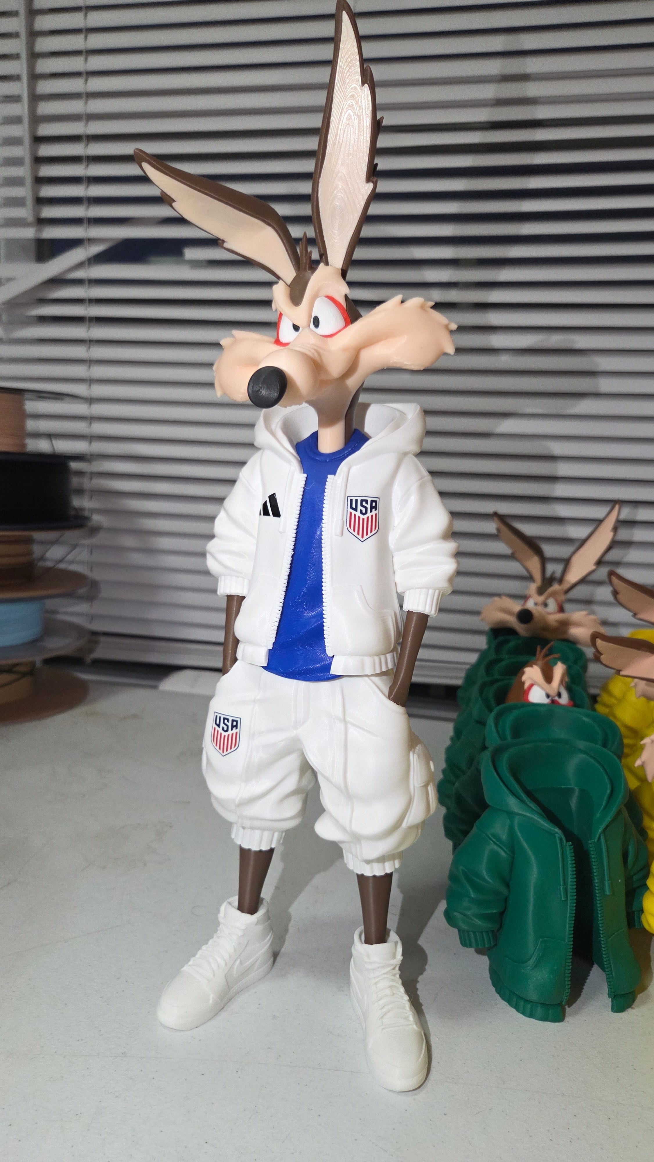 Usa coyote willie and bugsbunny colombian